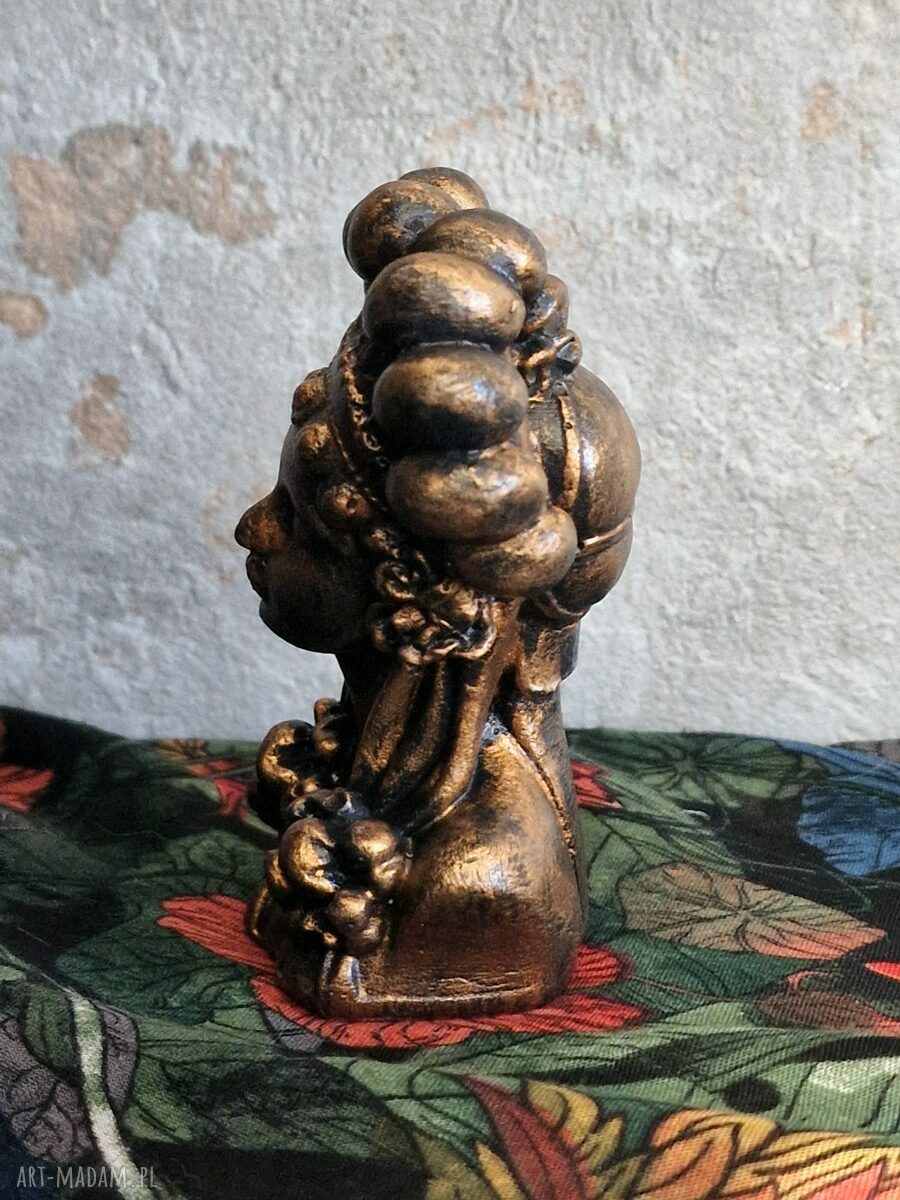 Rzeźba Bogini z pióropuszem - figurka z gipsu handmade 9 cm