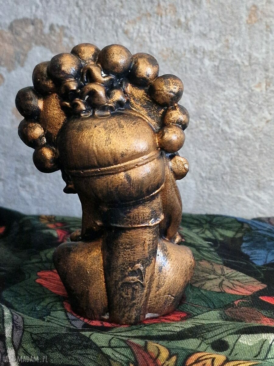 Rzeźba Bogini z pióropuszem - figurka z gipsu handmade 9 cm