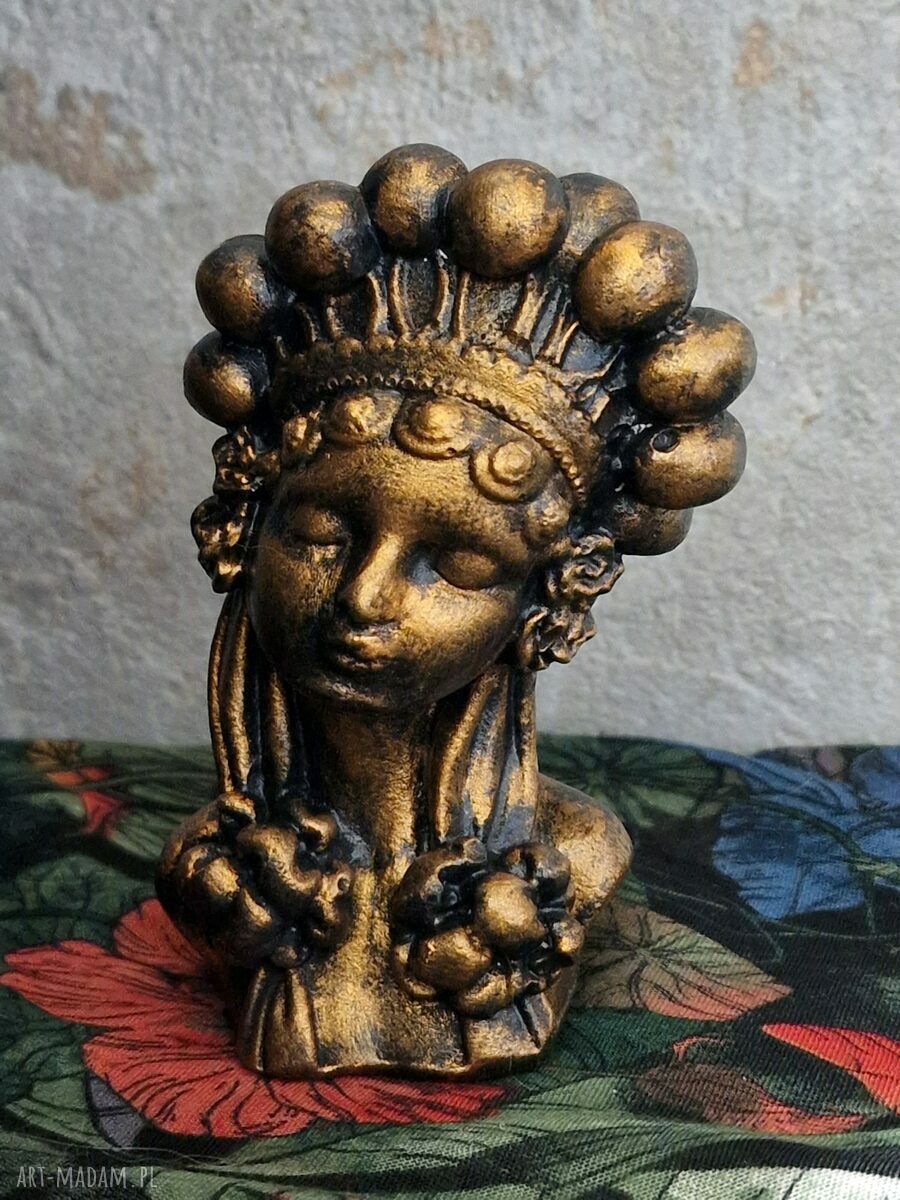 Rzeźba Bogini z pióropuszem - figurka z gipsu handmade 9 cm