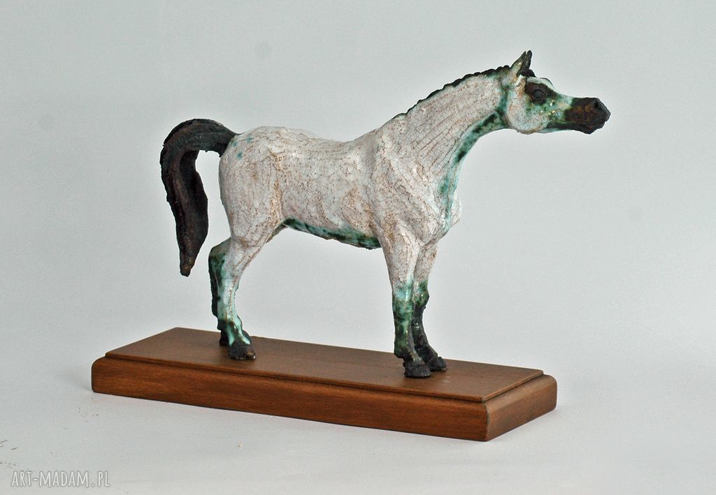 Rzeźba ceramiczna konia arab - figurka na podstawie z buku
