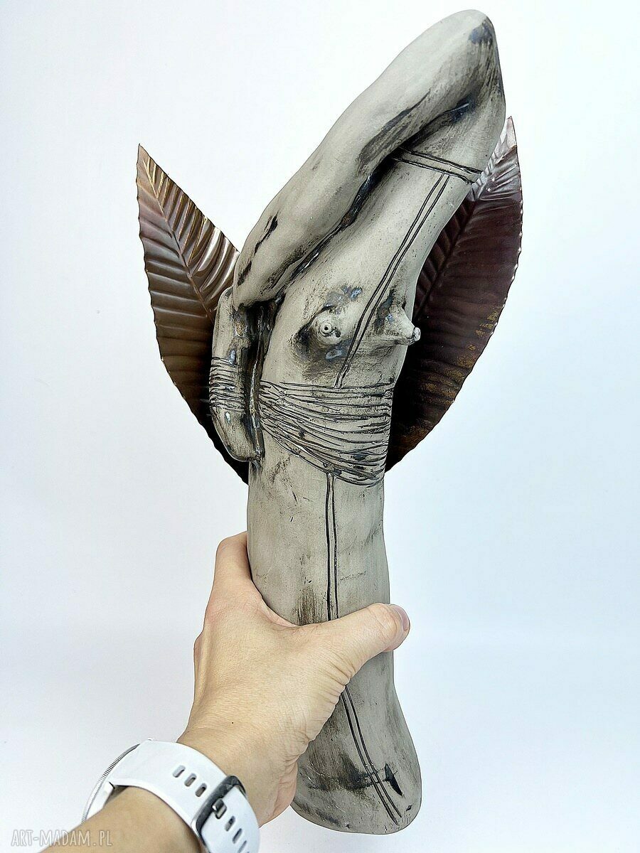 Rzeźba ceramiczna ptak - dekoracja handmade ze szarej gliny, szkliwa i miedzi
