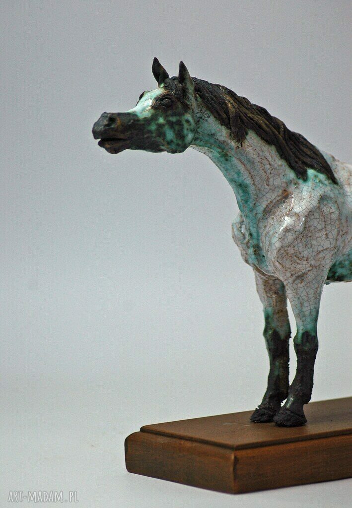 Rzeźba ceramiczna konia arab - figurka na podstawie z buku