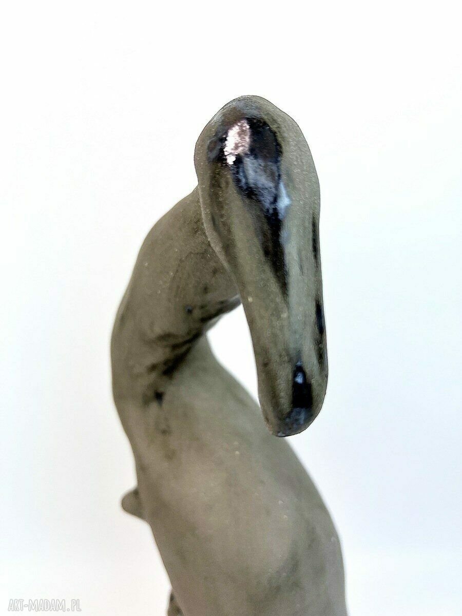 Rzeźba ceramiczna handmade - szara kobieta i ptak, szkliwo stare złoto