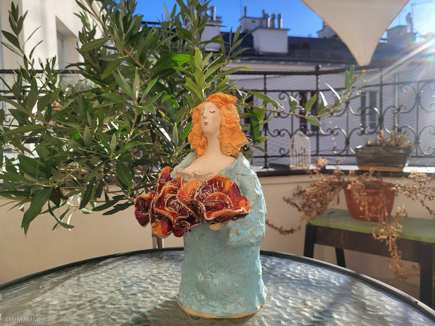 Rzeźba ceramiczna postać kobiety z czerwonymi i pomarańczowymi kwiatami - prezent świąteczny