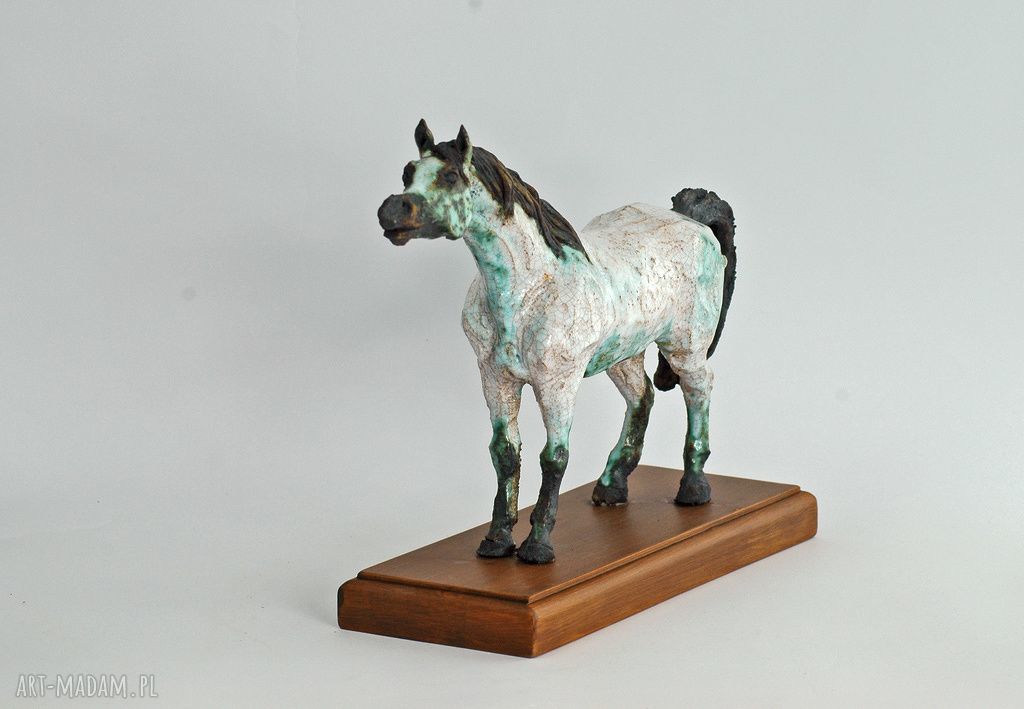 Rzeźba ceramiczna konia arab - figurka na podstawie z buku