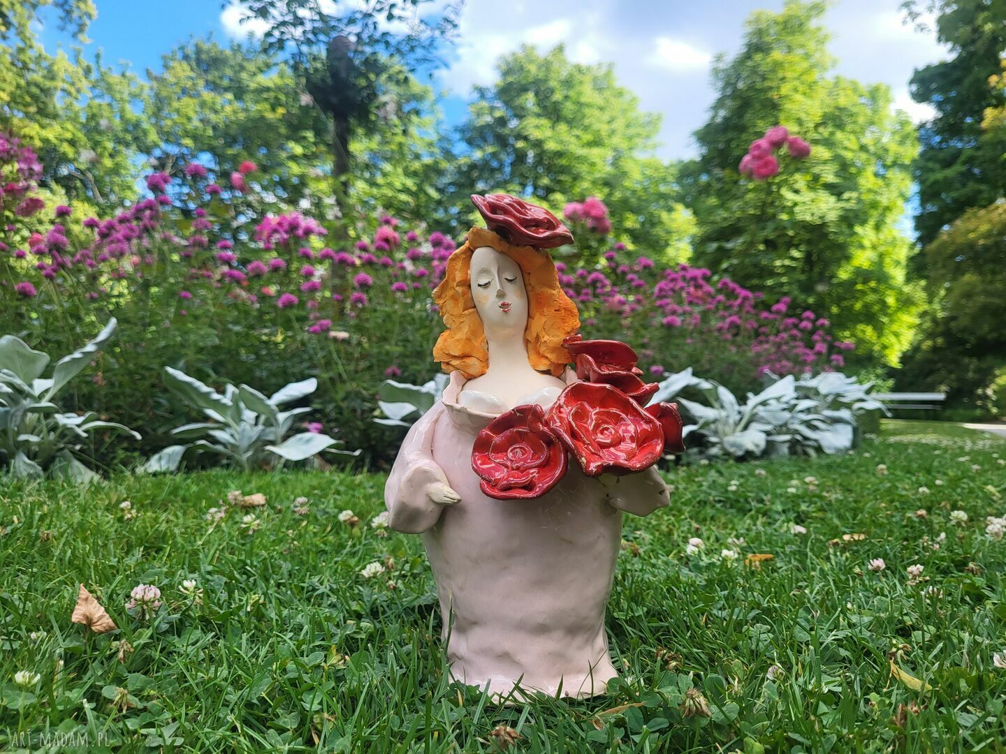 Rzeźba ceramiczna kobiety z czerwonymi kwiatami
