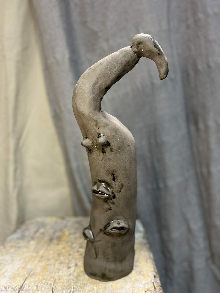 Rzeźba ceramiczna handmade - szara kobieta i ptak, szkliwo stare złoto