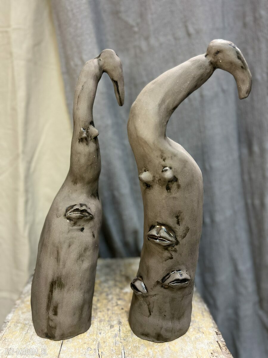 Rzeźba ceramiczna handmade - szara kobieta i ptak, szkliwo stare złoto