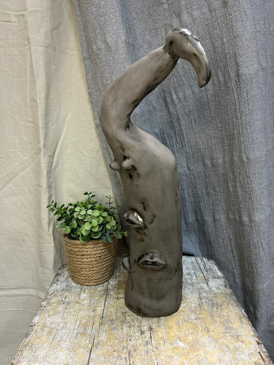 Rzeźba ceramiczna handmade - szara kobieta i ptak, szkliwo stare złoto