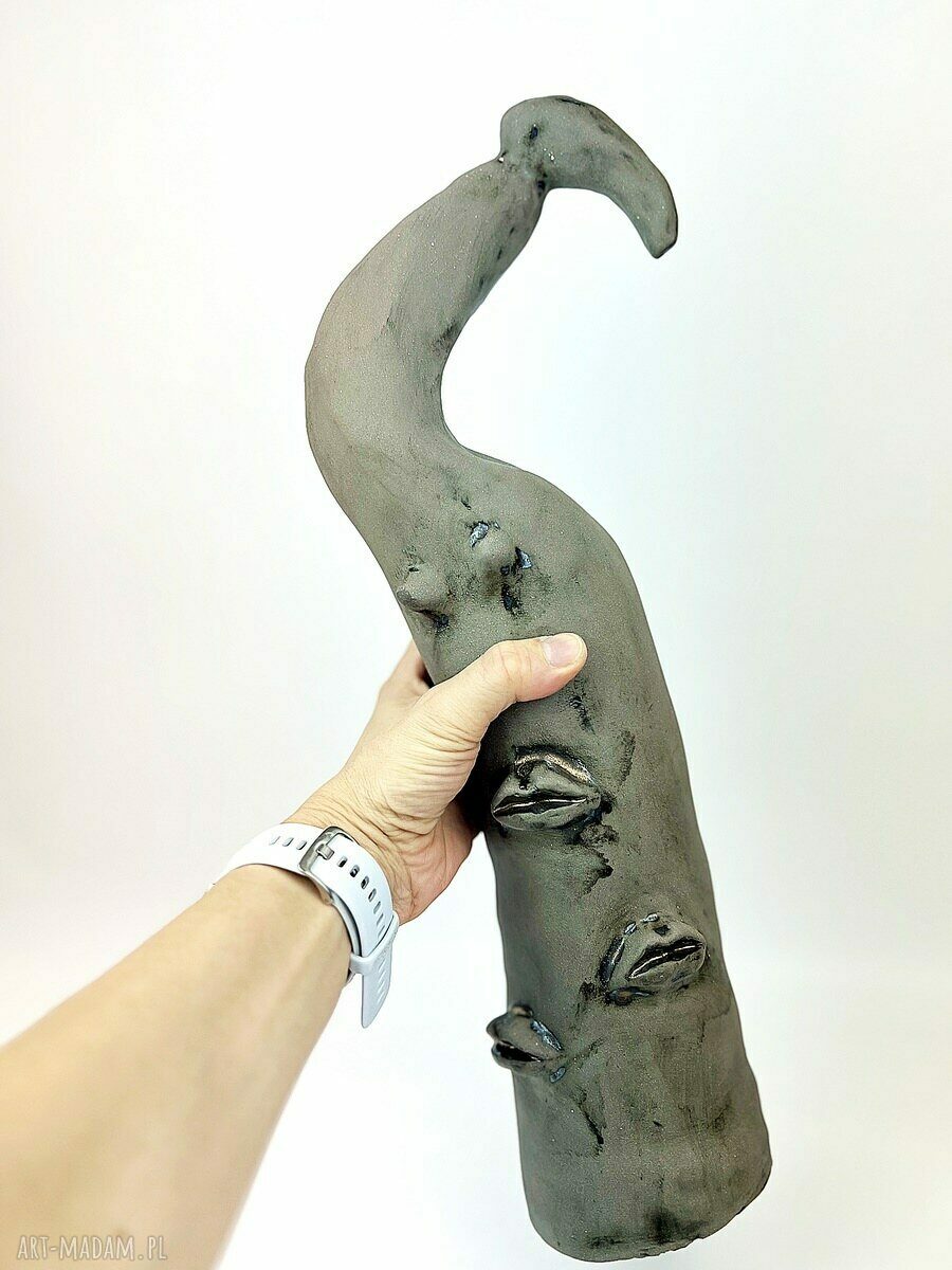 Rzeźba ceramiczna handmade - szara kobieta i ptak, szkliwo stare złoto