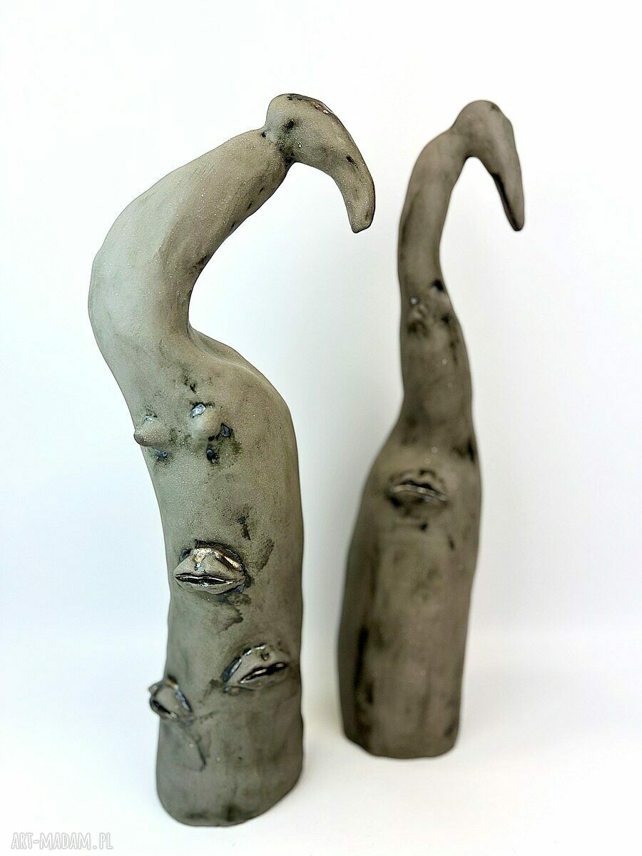 Rzeźba ceramiczna handmade - szara kobieta i ptak, szkliwo stare złoto