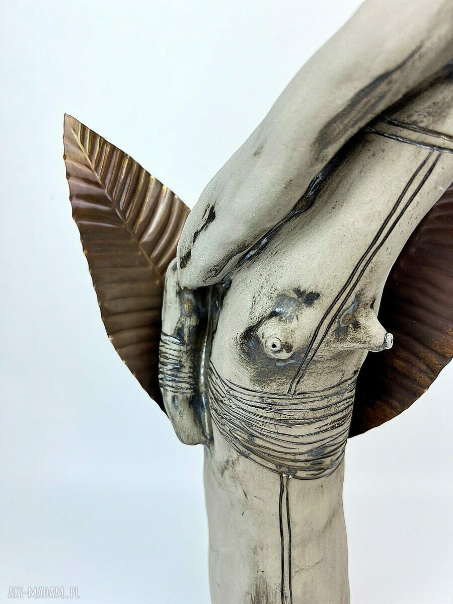 Rzeźba ceramiczna ptak - dekoracja handmade ze szarej gliny, szkliwa i miedzi