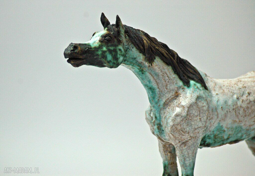 Rzeźba ceramiczna konia arab - figurka na podstawie z buku