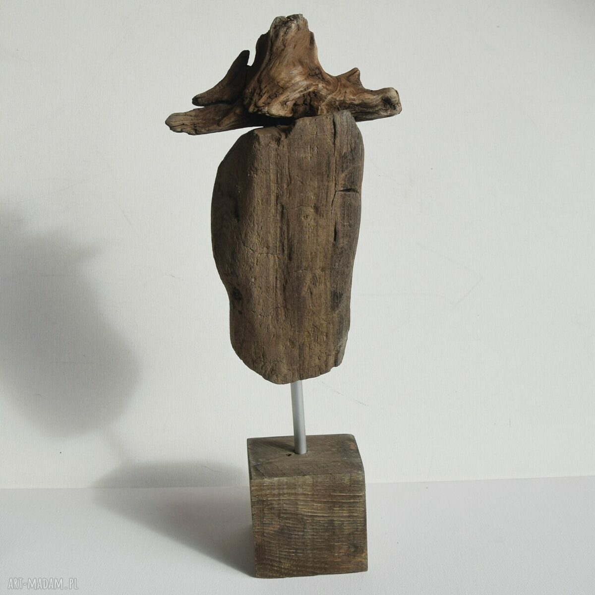Abstrakcyjna rzeźba dekoracyjna z odzyskanego drewna (wabi-sabi)
