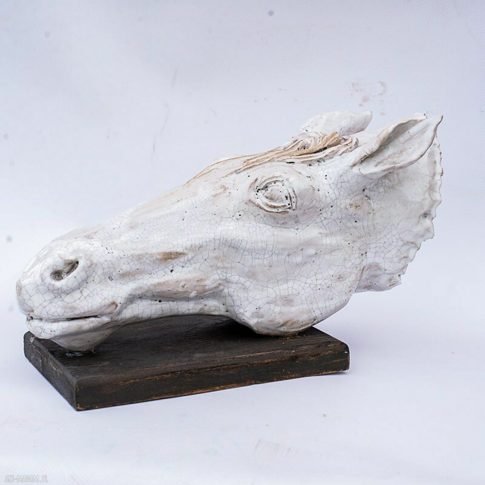 Ręcznie wykonana ceramiczna rzeźba głowy konia