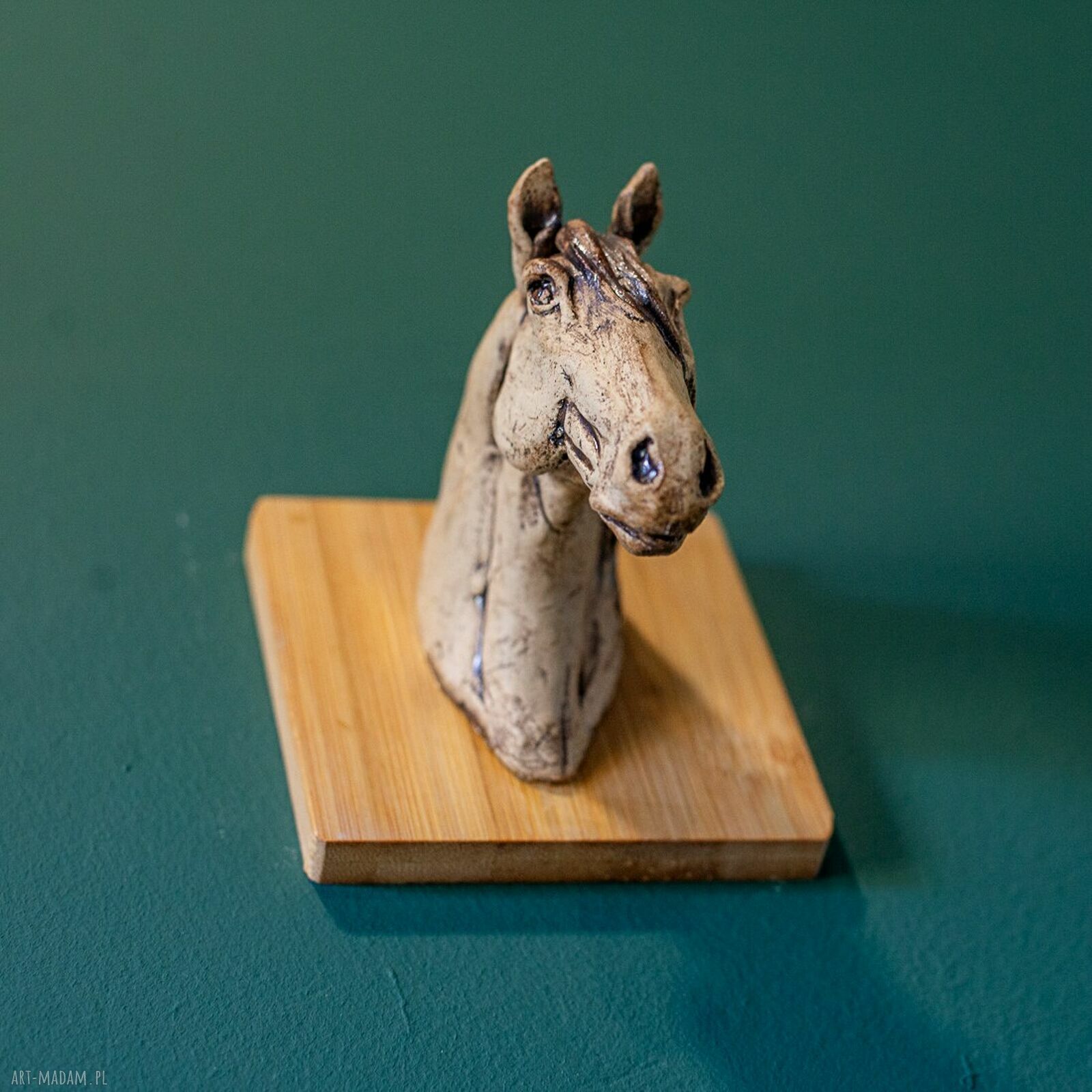 Ręcznie wykonana ceramiczna głowa konia na ścianę