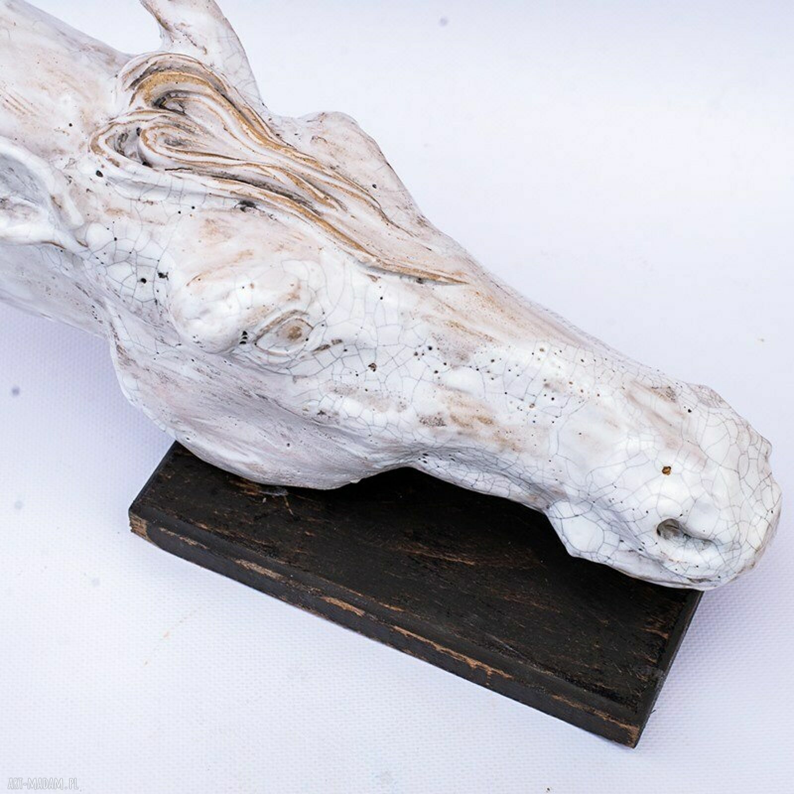 Ręcznie wykonana ceramiczna rzeźba głowy konia