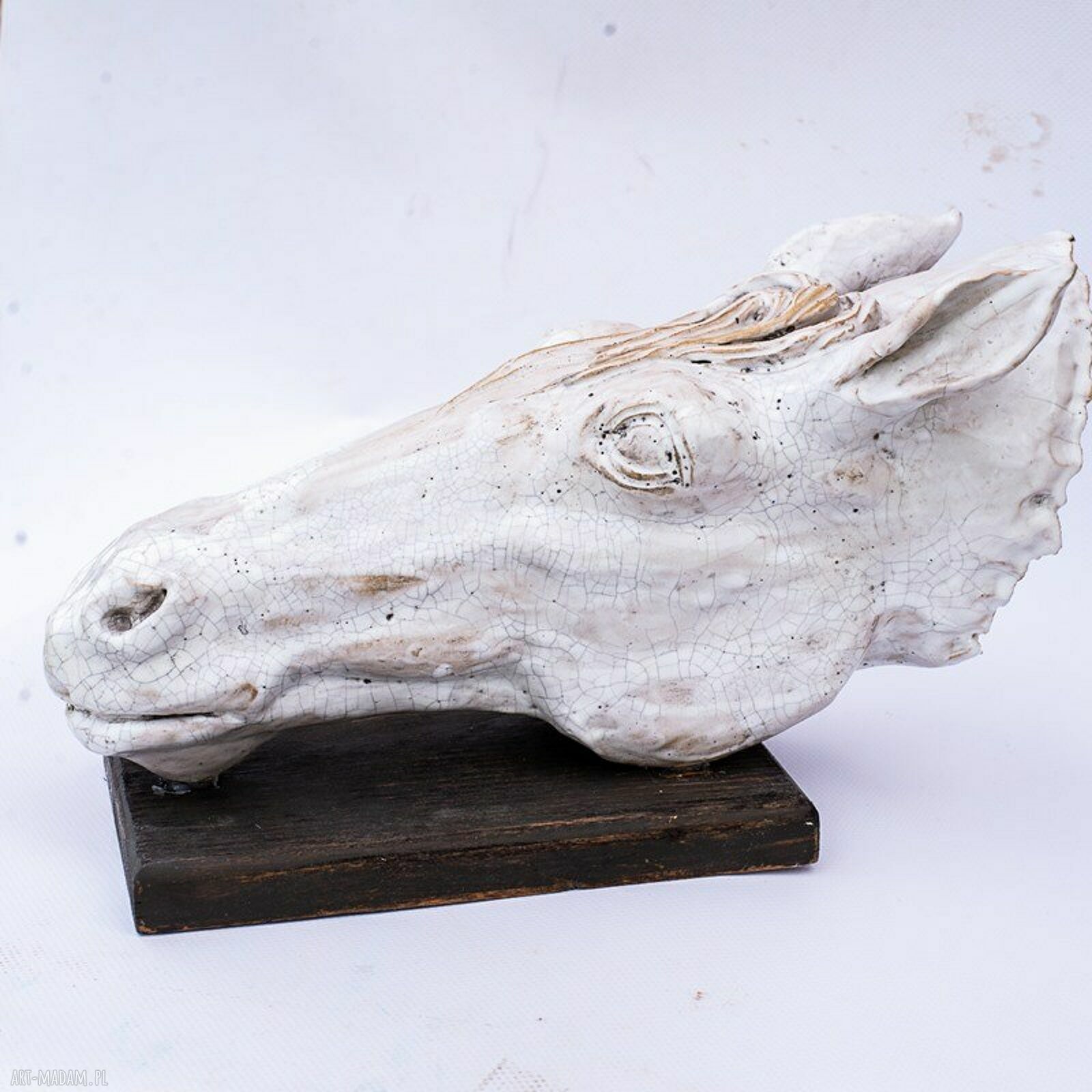 Ręcznie wykonana ceramiczna rzeźba głowy konia