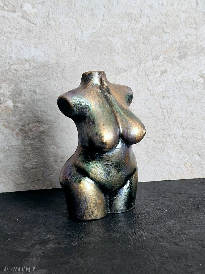 Rzeźba kobieta w barwach ochronnych - figurka z gipsu 8,8 cm
