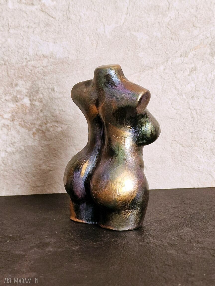 Rzeźba kobieta w barwach ochronnych - figurka z gipsu 8,8 cm