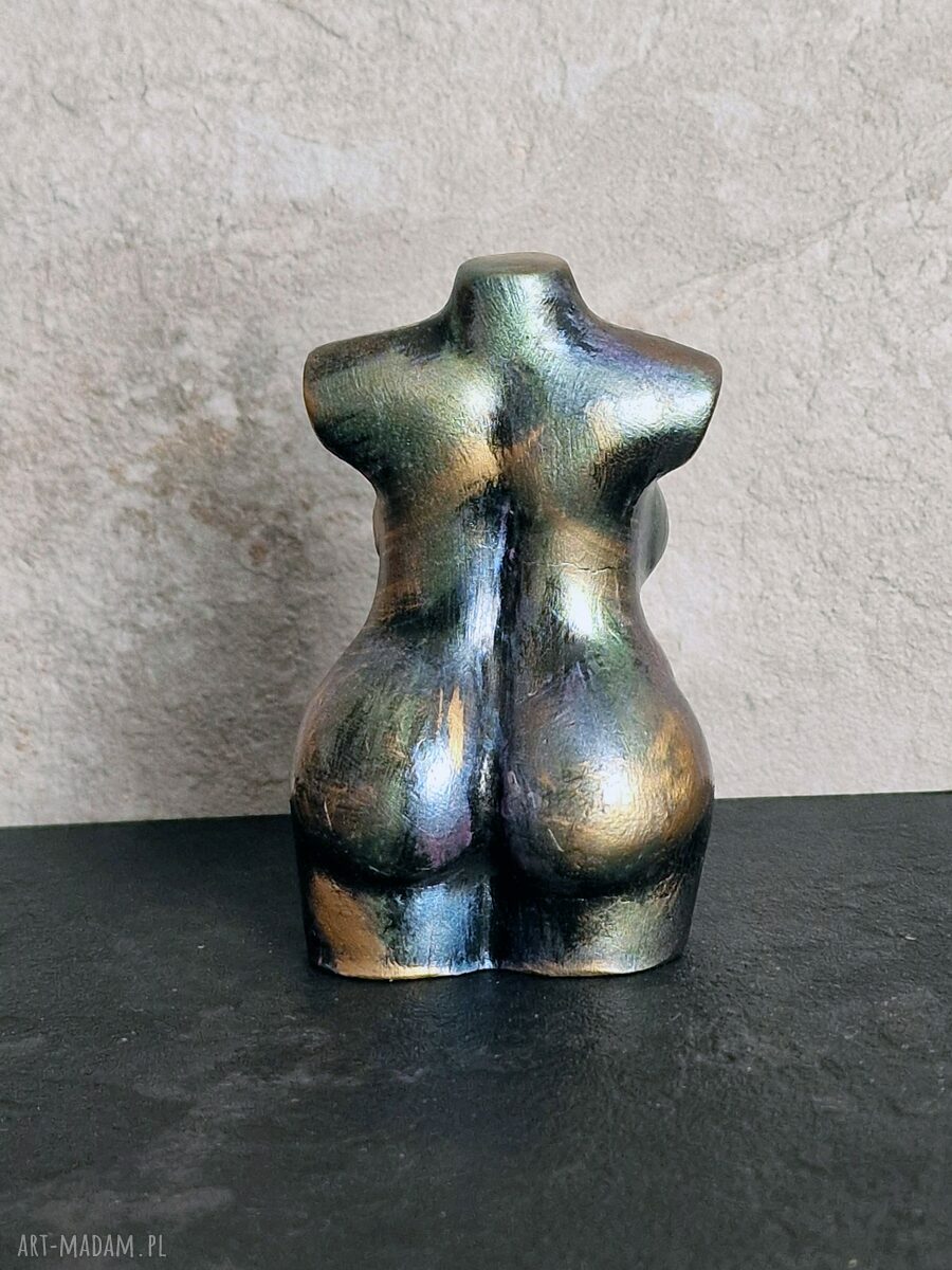 Rzeźba kobieta w barwach ochronnych - figurka z gipsu 8,8 cm