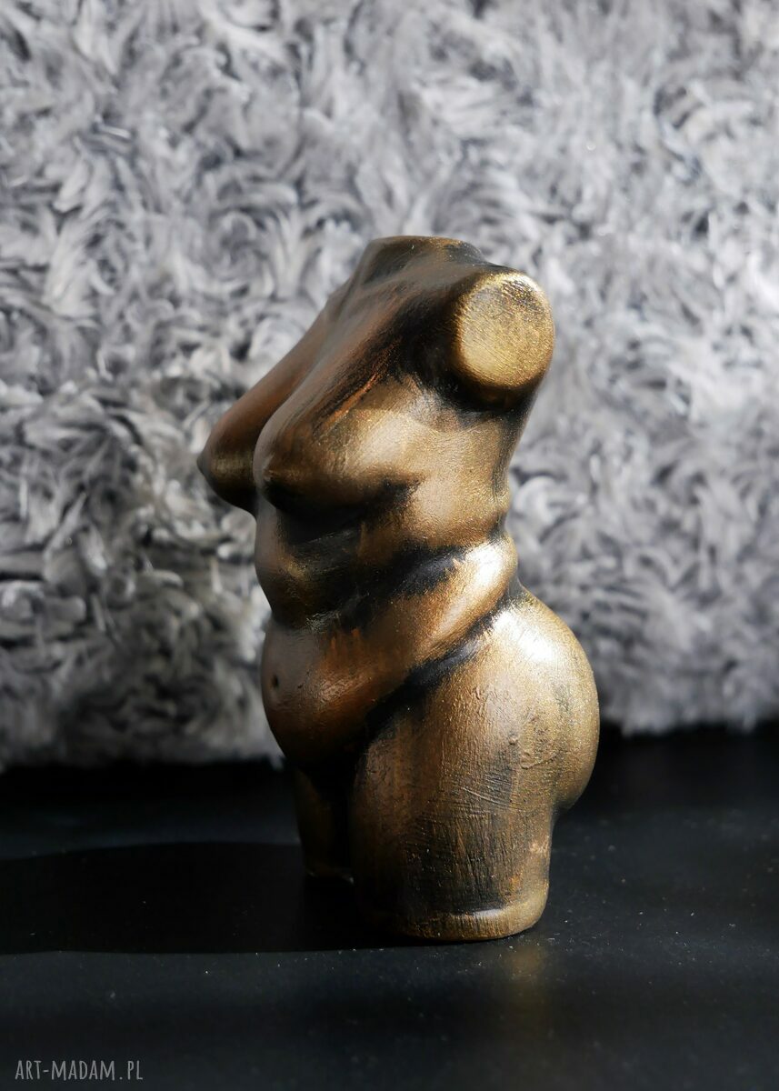 Rzeźba Kobieta metaliczne złoto - wys. 9 cm z gipsu (Justyna Jaszke)