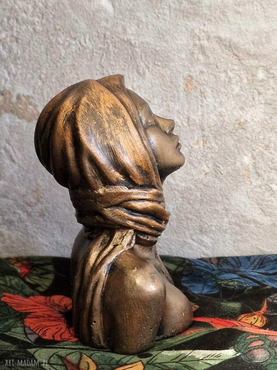 Rzeźba Kobieta w chuście - 10 cm z gipsu modelarskiego