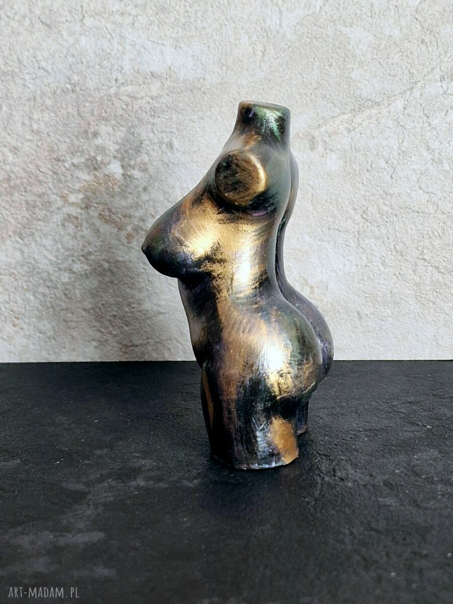 Rzeźba kobieta w barwach ochronnych - figurka z gipsu 8,8 cm