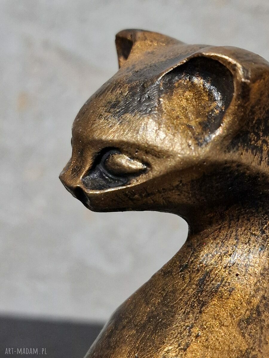 Rzeźba kota Riko pręgowany - ręcznie robiona figurka z gipsu 13,2 cm