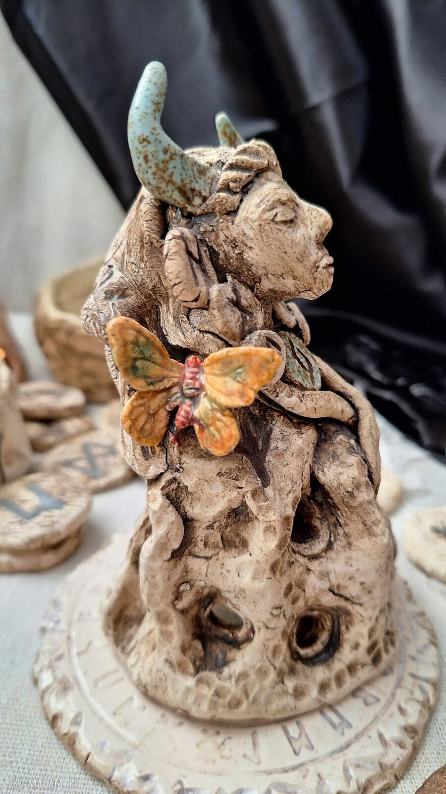 Rzeźba-lampka ceramiczna - Szamanka ze Skryptem Runicznym
