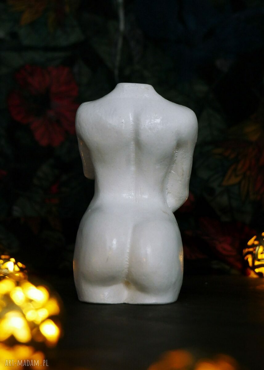 Figurka kobiety w bieli z gipsu - rzeźba dekoracyjna 8,5 cm