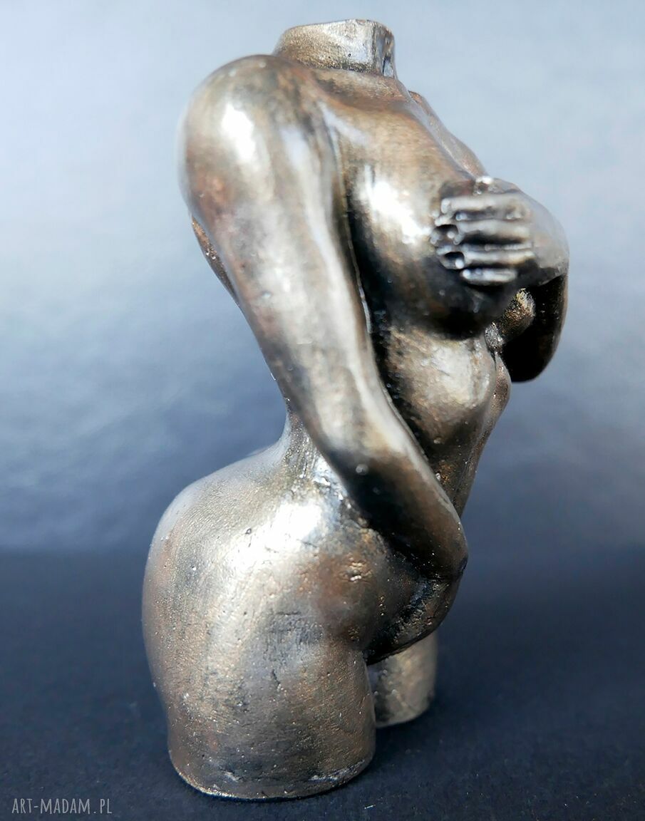 Rzeźba z gipsu - figurka kobiety w oliwkowym metalicznym kolorze, wys. 8,5 cm