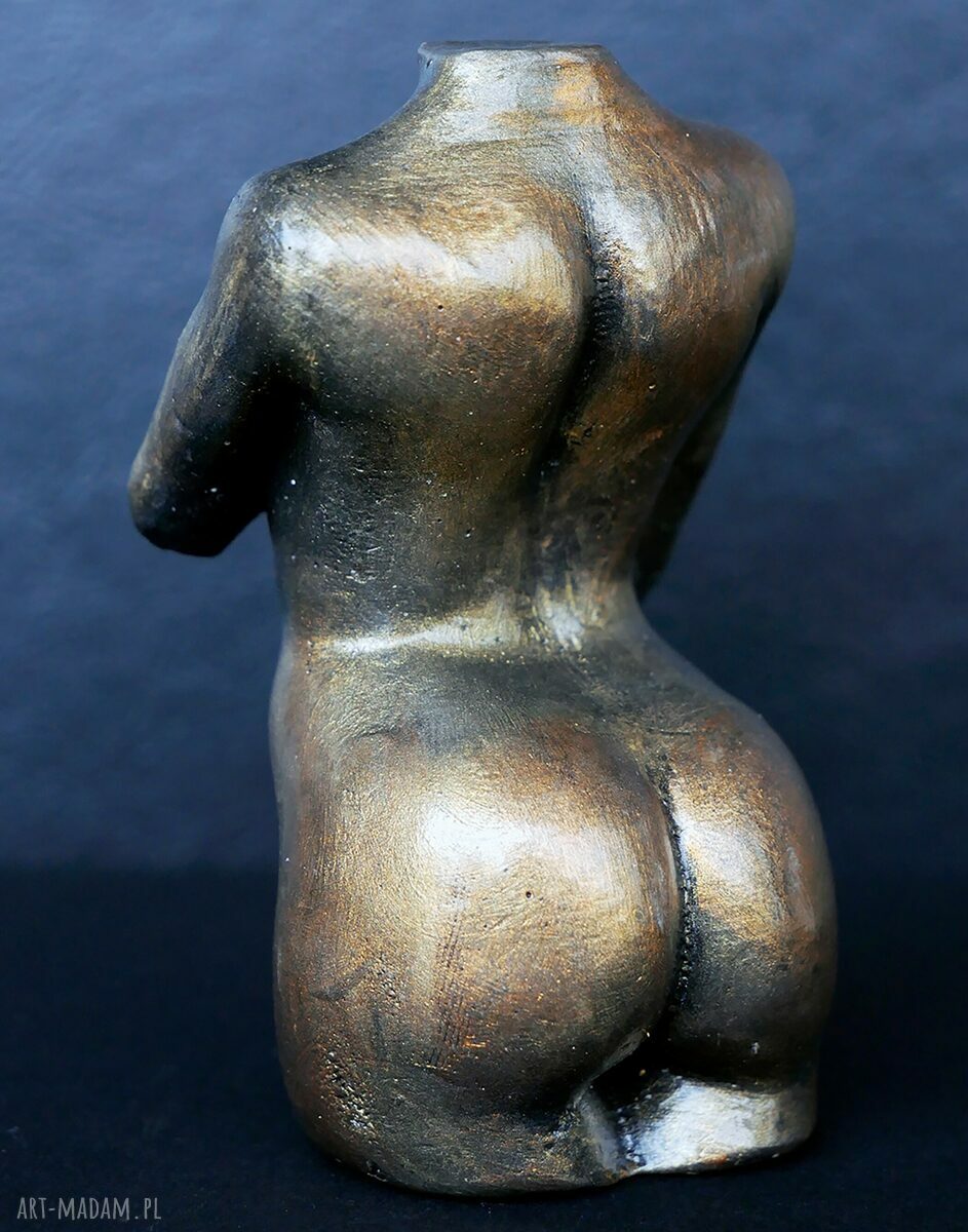 Kobieta w metalicznym brązie - rzeźba z gipsu 8,5 cm