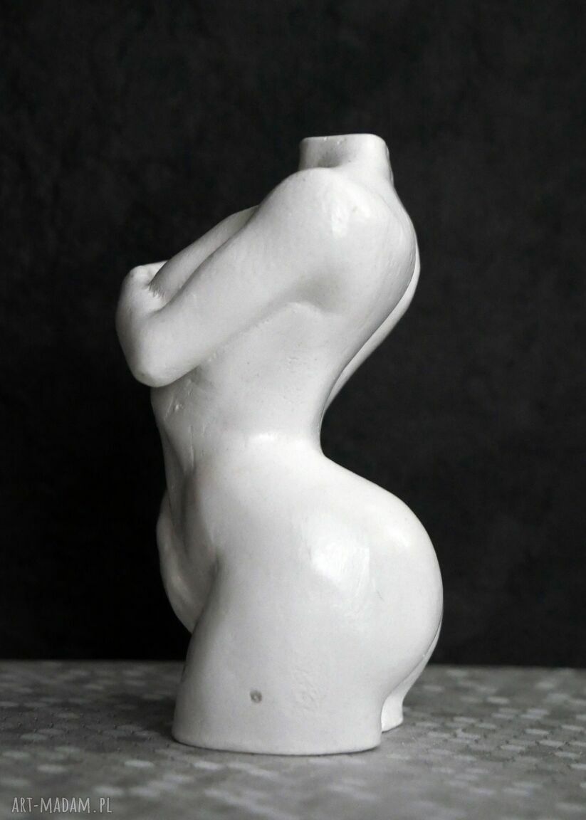 Figurka kobiety w bieli z gipsu - rzeźba dekoracyjna 8,5 cm