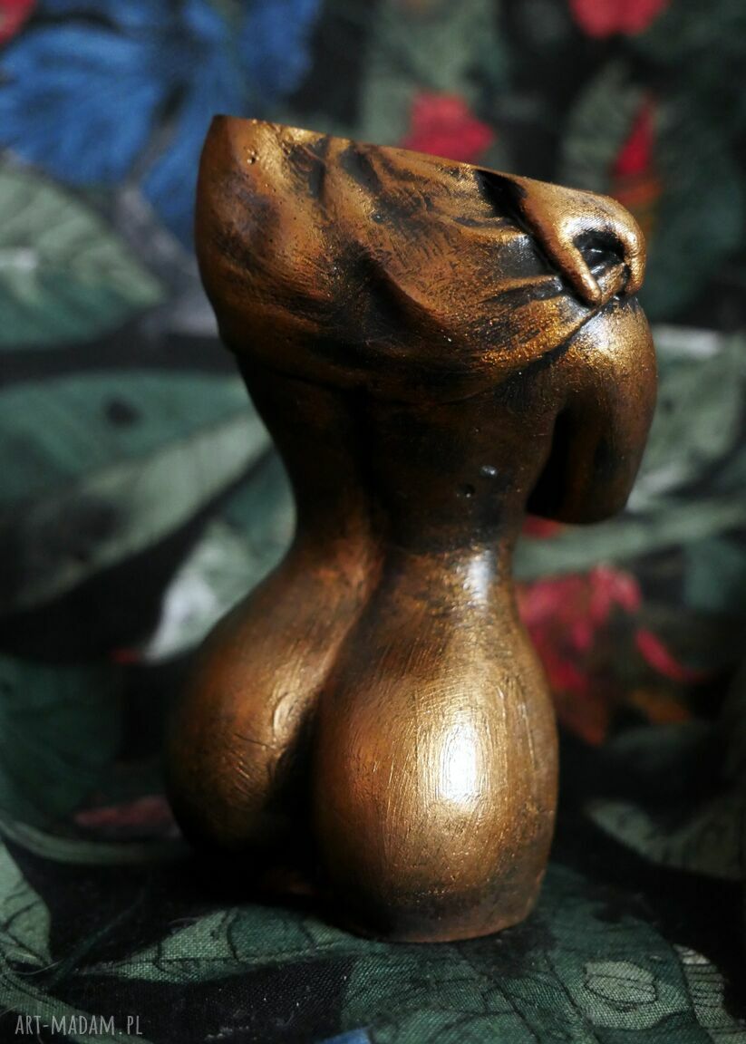 Rzeźba z gipsu: złota kobieta wys. 9 cm