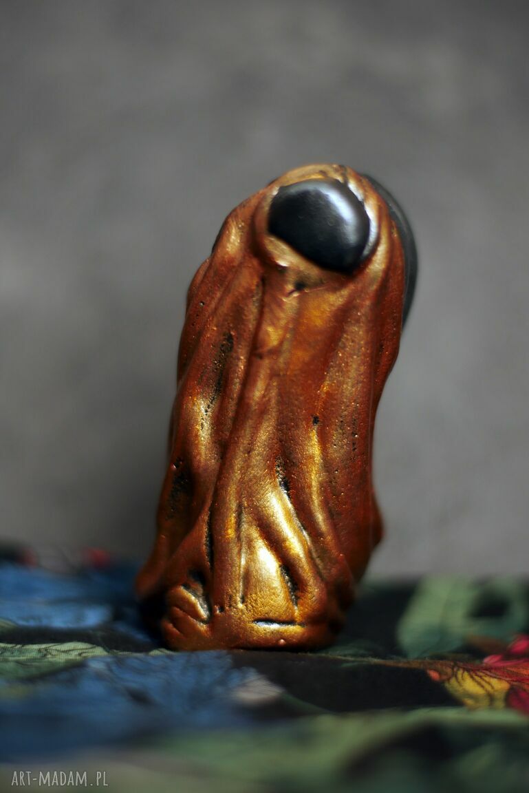Rzeźba z gipsu - figurka mężczyzny w złotej szacie, 10 cm