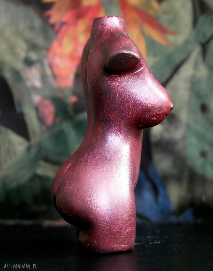 Czerwona figurka kobiety z gipsu - ręcznie robiona rzeźba 10 cm