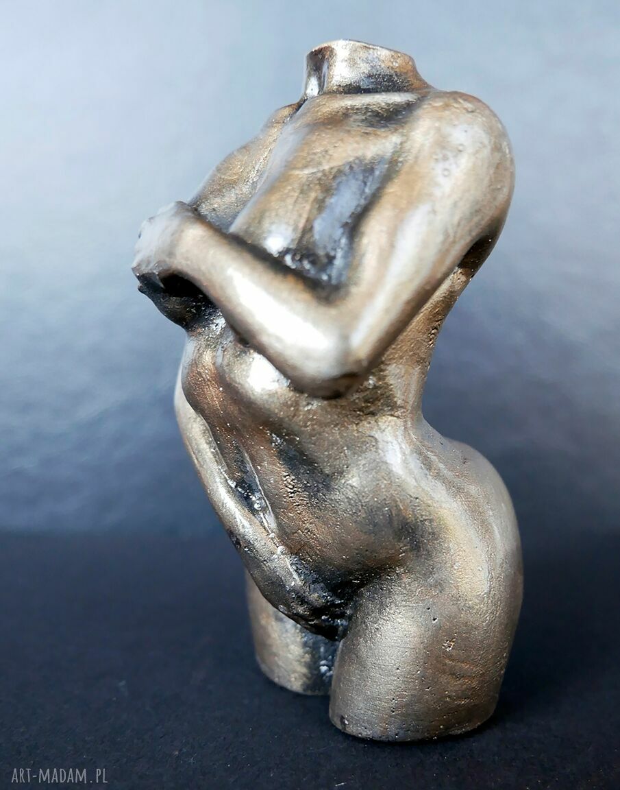 Rzeźba z gipsu - figurka kobiety w oliwkowym metalicznym kolorze, wys. 8,5 cm