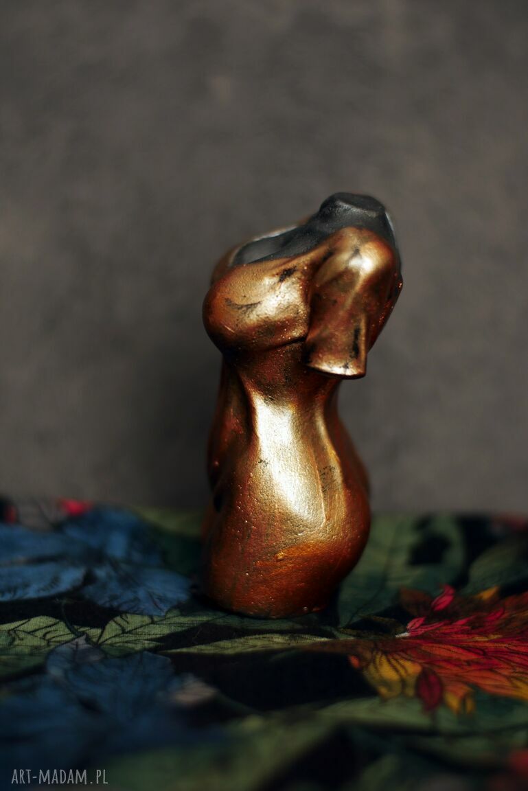Rzeźba z gipsu - figurka kobiety w złotej sukience, 9 cm