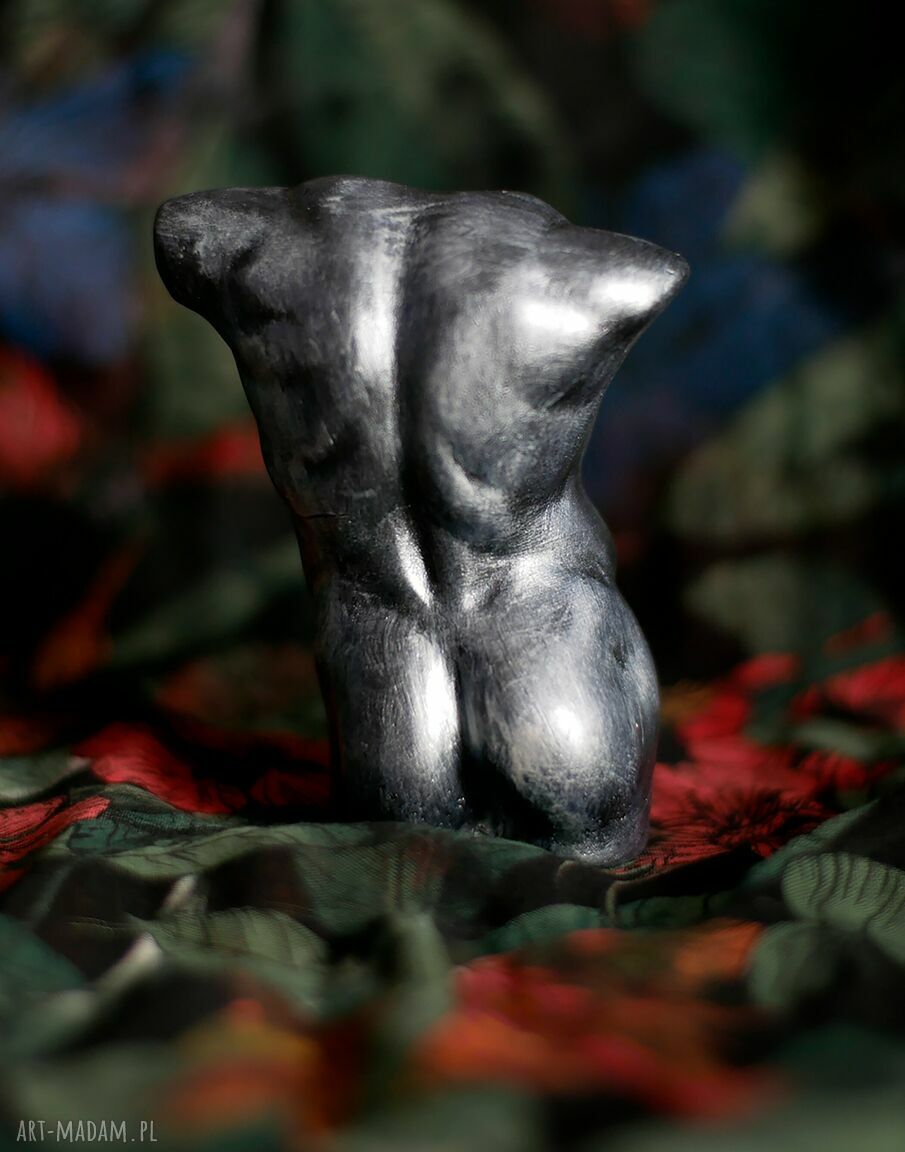 Rzeźba z gipsu - mężczyzna w srebrnym kolorze, wys. 8,5 cm
