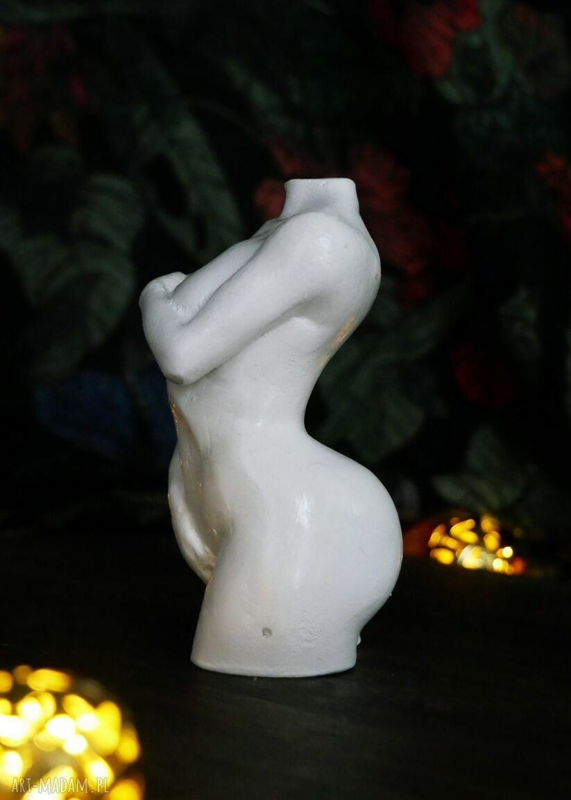 Figurka kobiety w bieli z gipsu - rzeźba dekoracyjna 8,5 cm