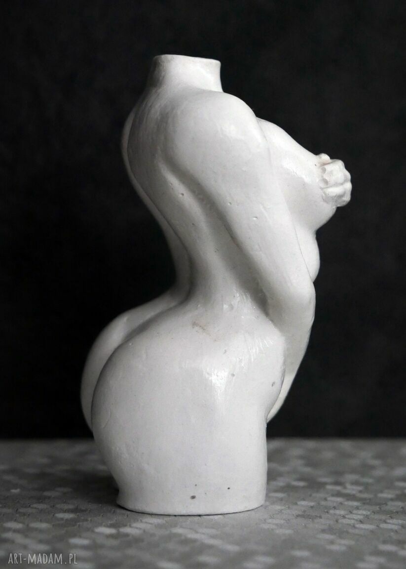 Figurka kobiety w bieli z gipsu - rzeźba dekoracyjna 8,5 cm