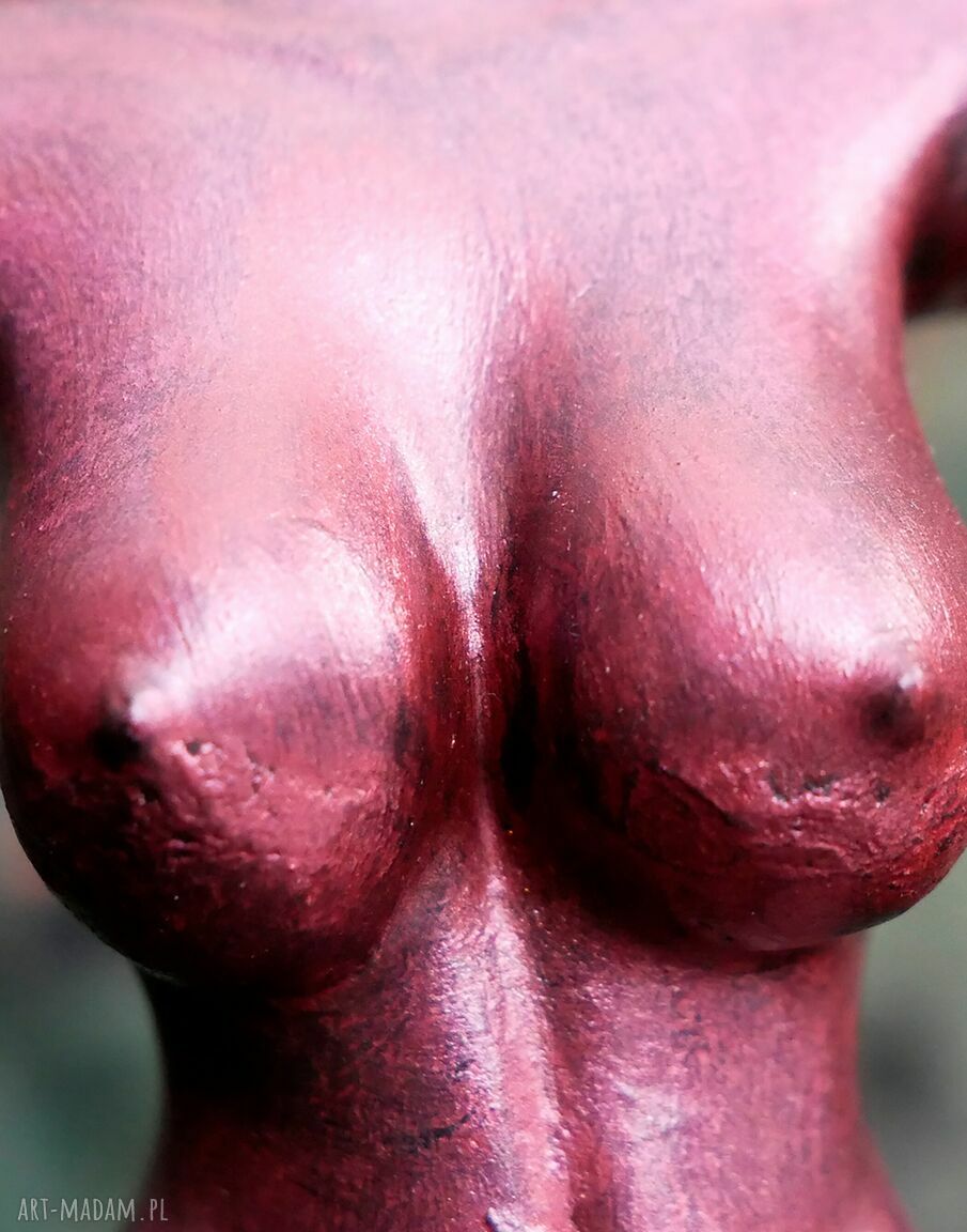 Czerwona figurka kobiety z gipsu - ręcznie robiona rzeźba 10 cm