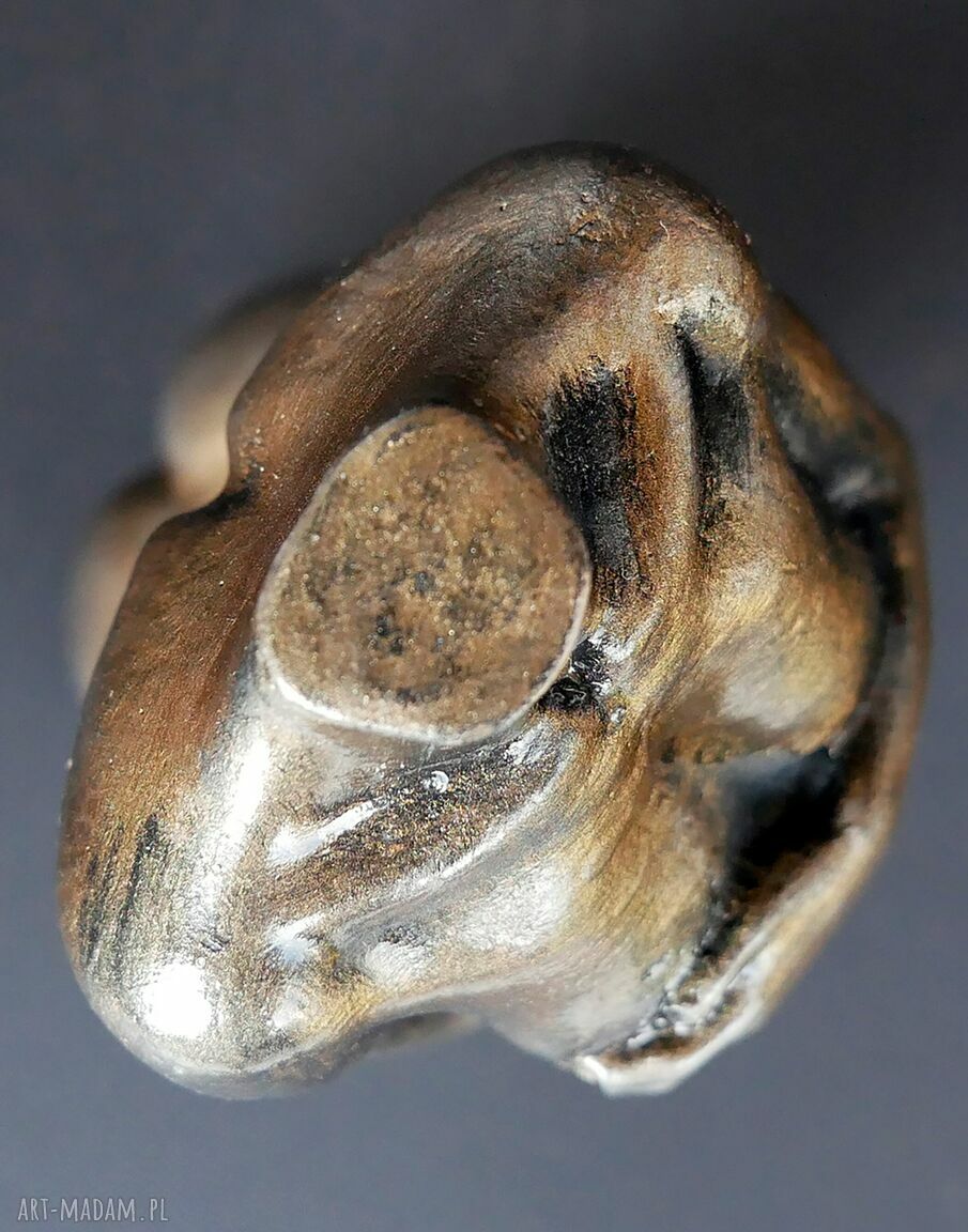 Rzeźba z gipsu - figurka kobiety w oliwkowym metalicznym kolorze, wys. 8,5 cm