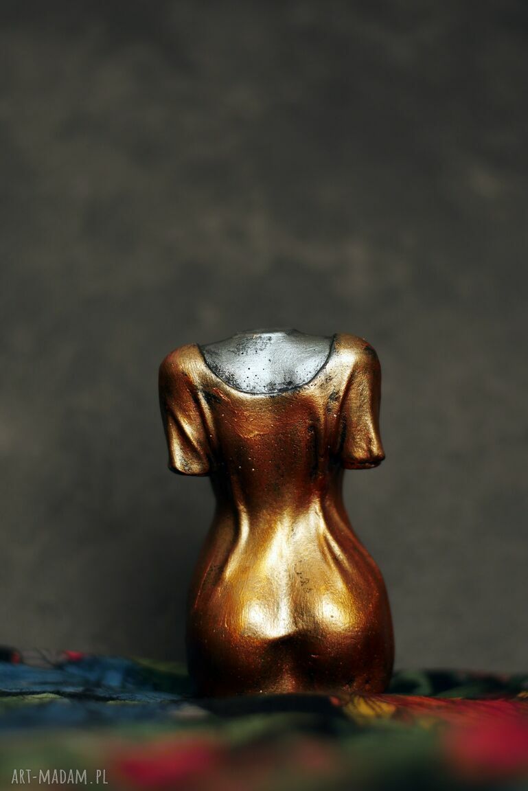 Rzeźba z gipsu - figurka kobiety w złotej sukience, 9 cm