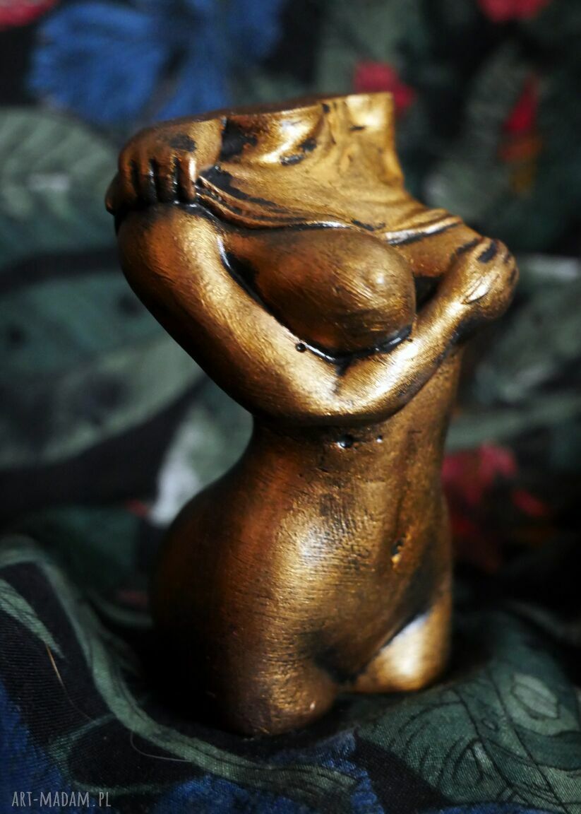 Rzeźba z gipsu: złota kobieta wys. 9 cm