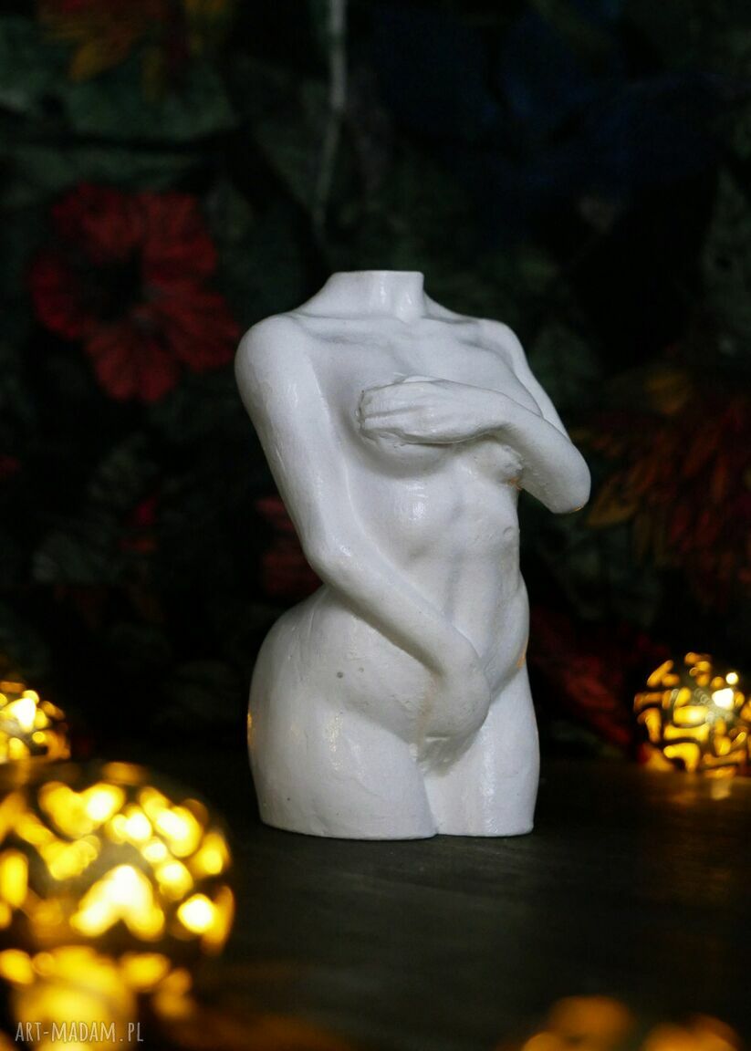 Figurka kobiety w bieli z gipsu - rzeźba dekoracyjna 8,5 cm