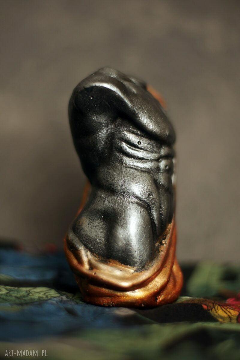 Rzeźba z gipsu - figurka mężczyzny w złotej szacie, 10 cm