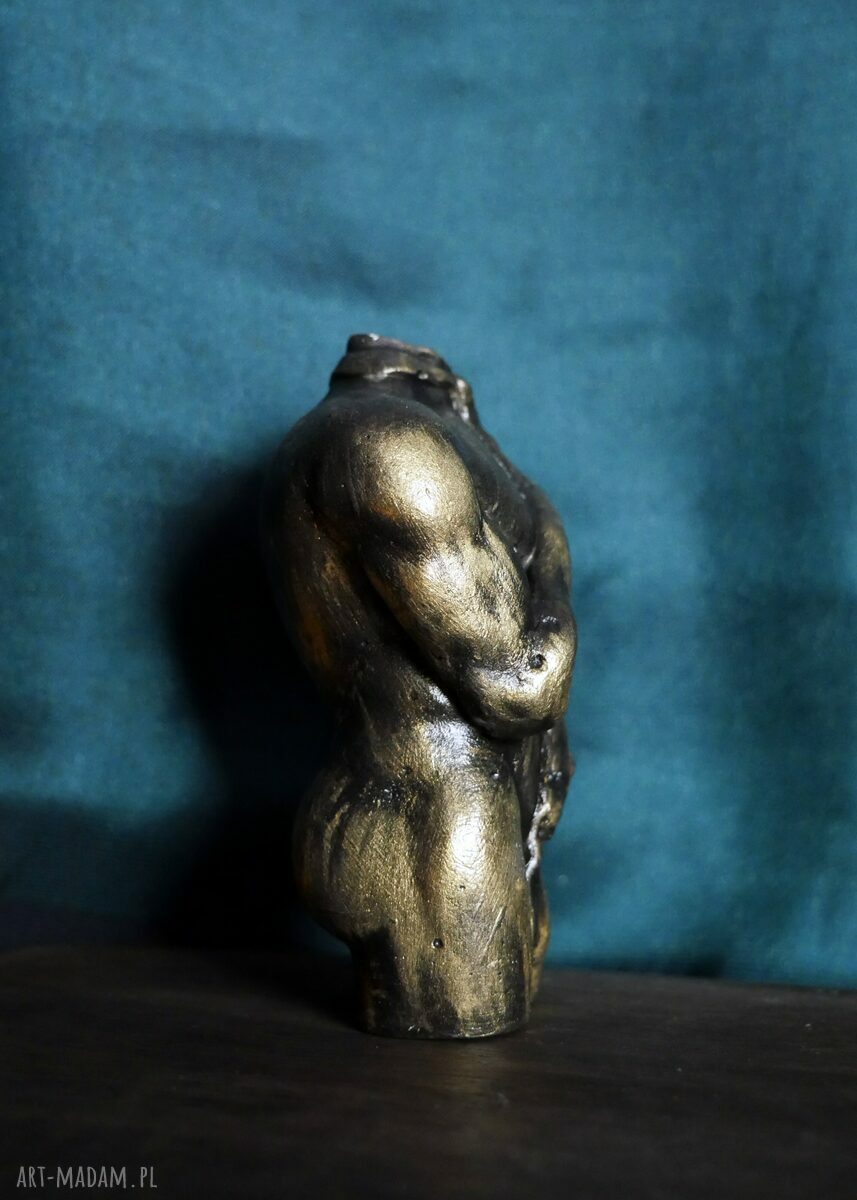 Figurka z gipsu - złoty mężczyzna w krawacie 8,5 cm