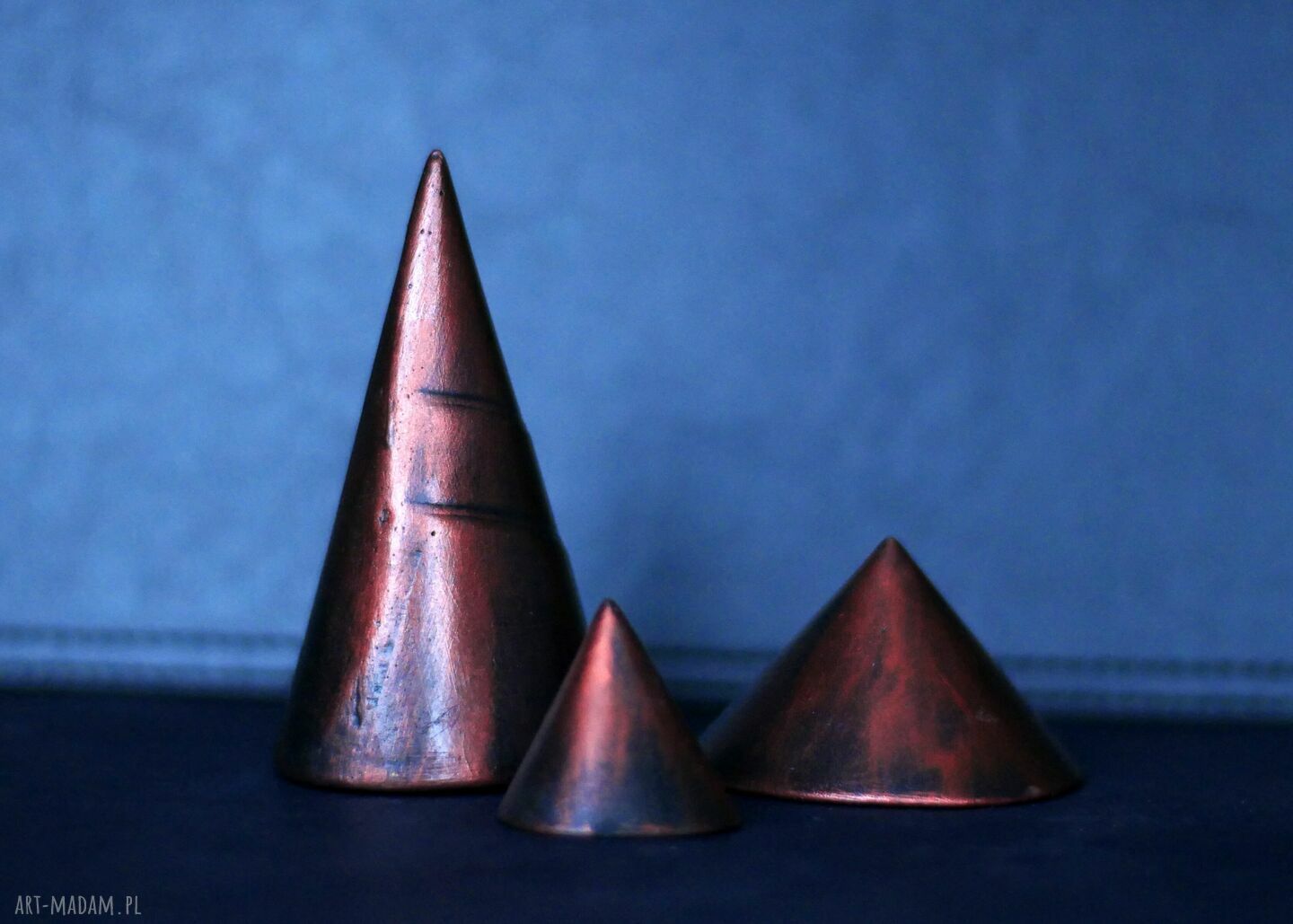 Rzeźba z gipsu - trzy stożki na biżuterię, czerwony metaliczny